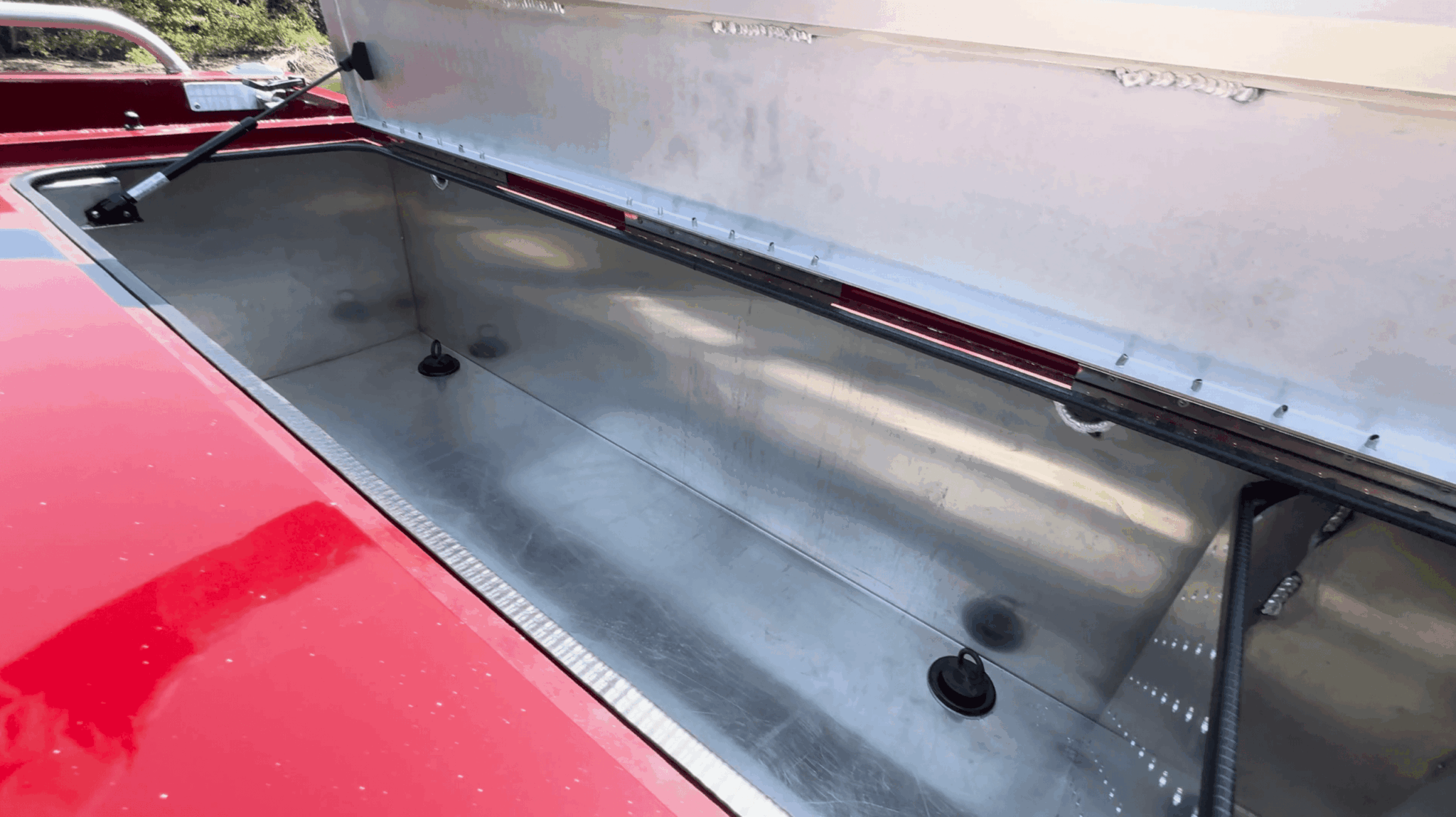 Stormcat red livewell